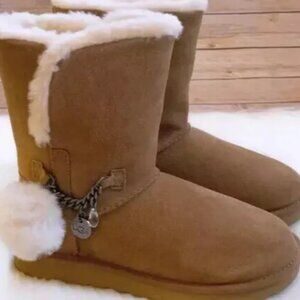 UGG CLASSIC CHESTNUT BROWN SHEARLING CHARM POM CHAIN SHORT BOOTS SZ 7 NEW!